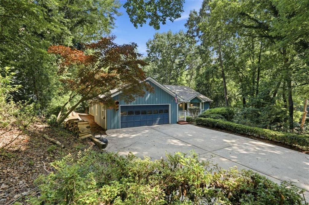6 bedroom, 3 bathroom, 4,015 sq ft single family residence for sale at 8170 Old Mill Drive, Gainesville, GA 30506 — photo 5