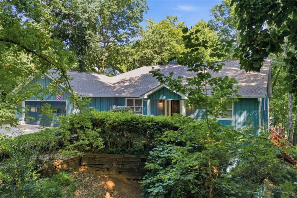 6 bedroom, 3 bathroom, 4,015 sq ft single family residence for sale at 8170 Old Mill Drive, Gainesville, GA 30506 — photo 6
