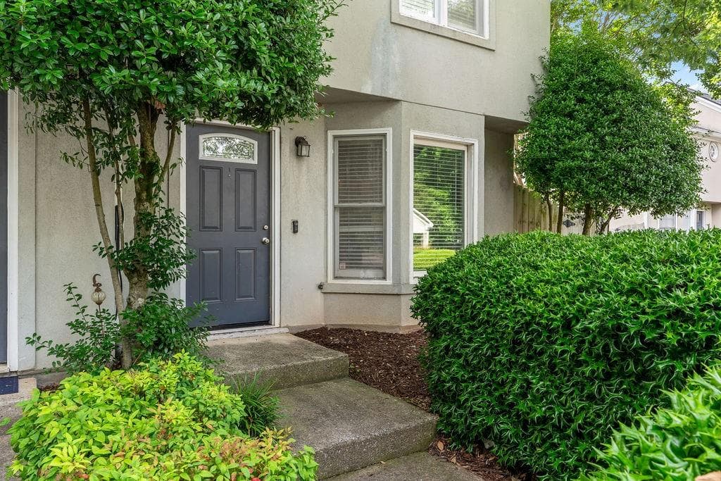 2 bedroom, 3 bathroom, 1,252 sq ft townhouse for sale at 502 Defoors Landing, Atlanta, GA 30318