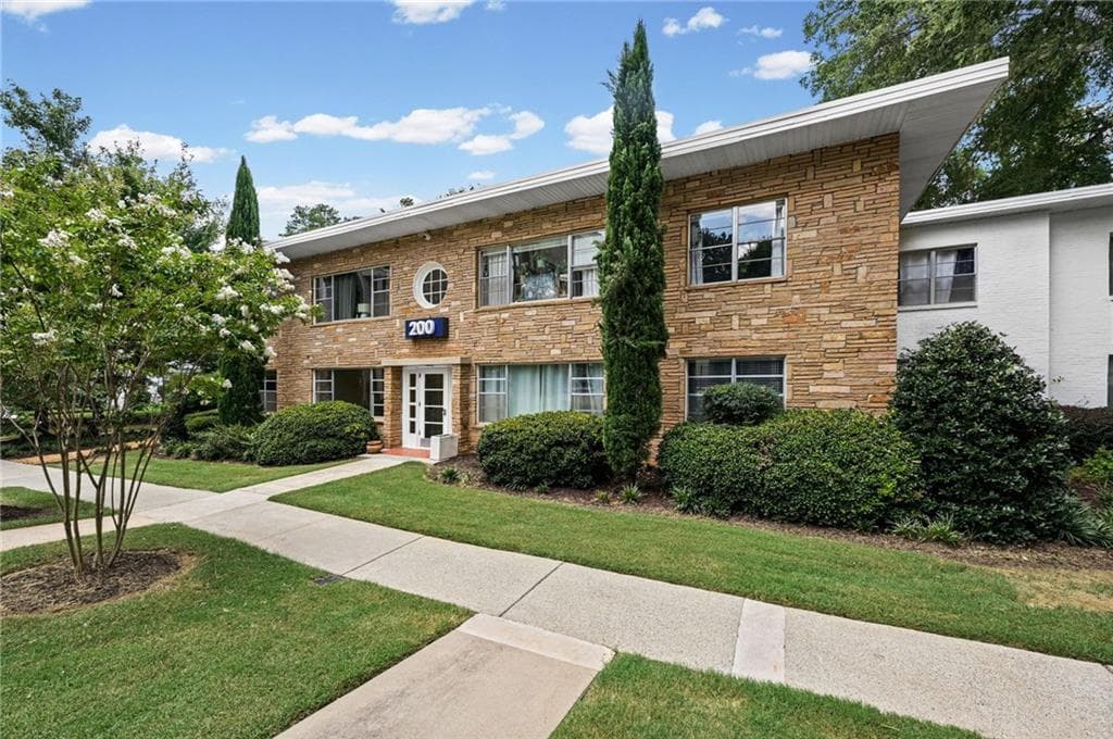 2 bedroom, 1 bathroom, 815 sq ft condominium under contract at 2240 Cheshire Bridge Road 207, Atlanta, GA 30324 — photo 2
