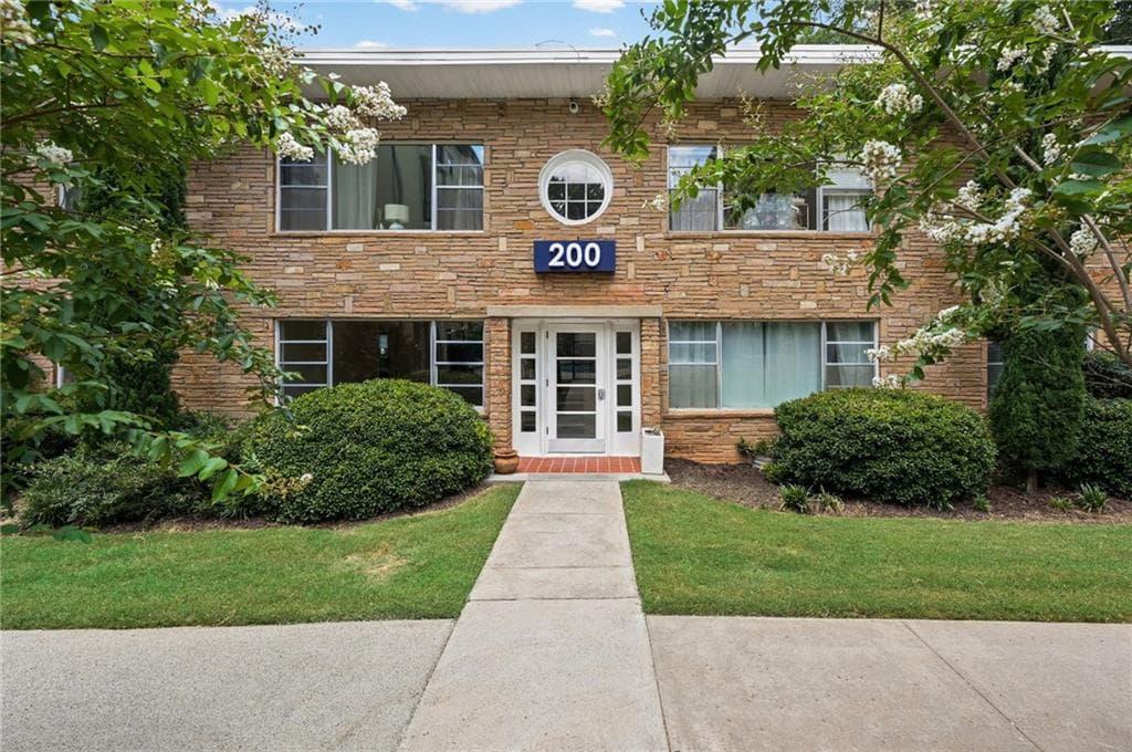 2 bedroom, 1 bathroom, 815 sq ft condominium under contract at 2240 Cheshire Bridge Road 207, Atlanta, GA 30324 — photo 3