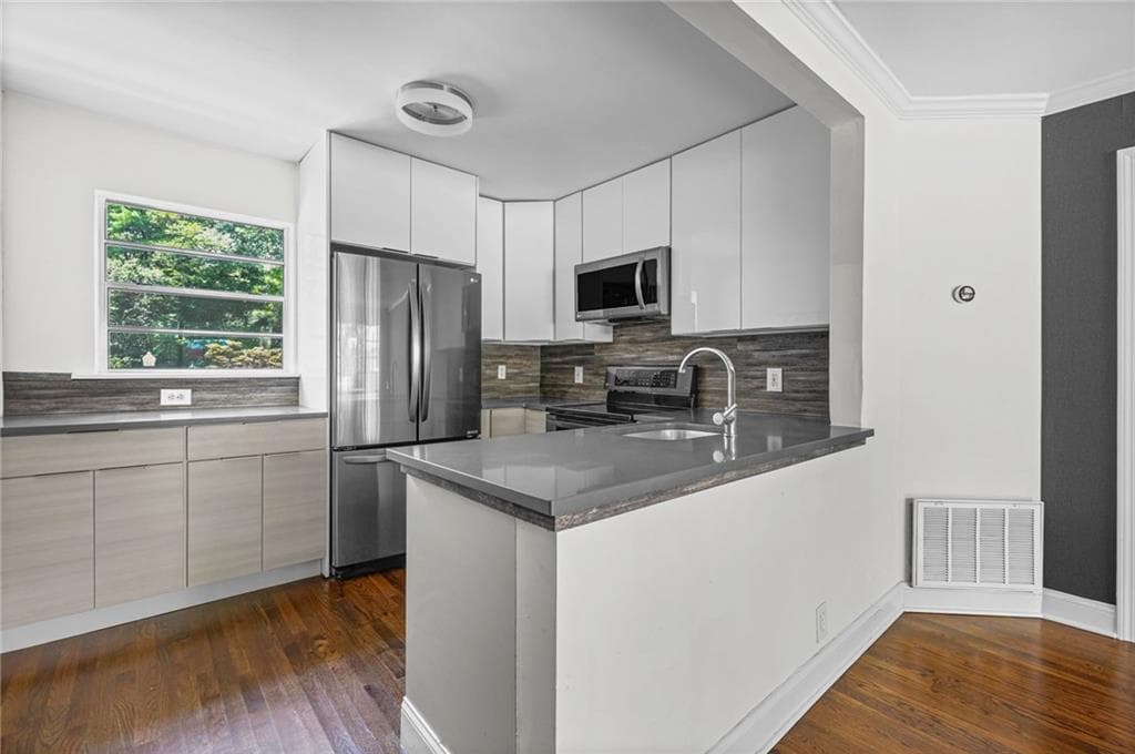 2 bedroom, 1 bathroom, 815 sq ft condominium under contract at 2240 Cheshire Bridge Road 207, Atlanta, GA 30324 — photo 8
