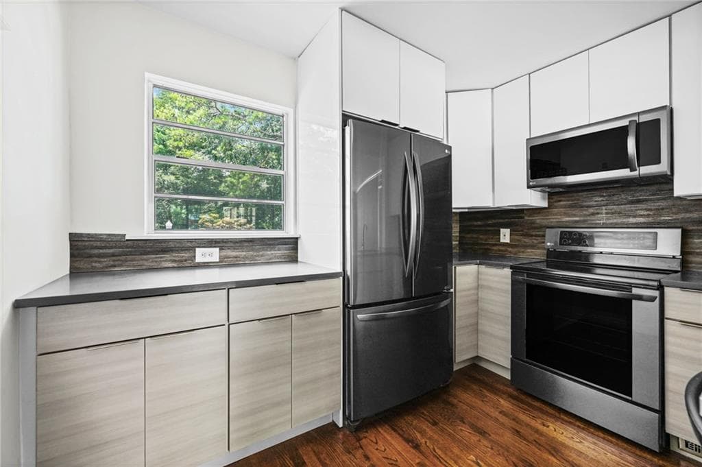 2 bedroom, 1 bathroom, 815 sq ft condominium under contract at 2240 Cheshire Bridge Road 207, Atlanta, GA 30324 — photo 9