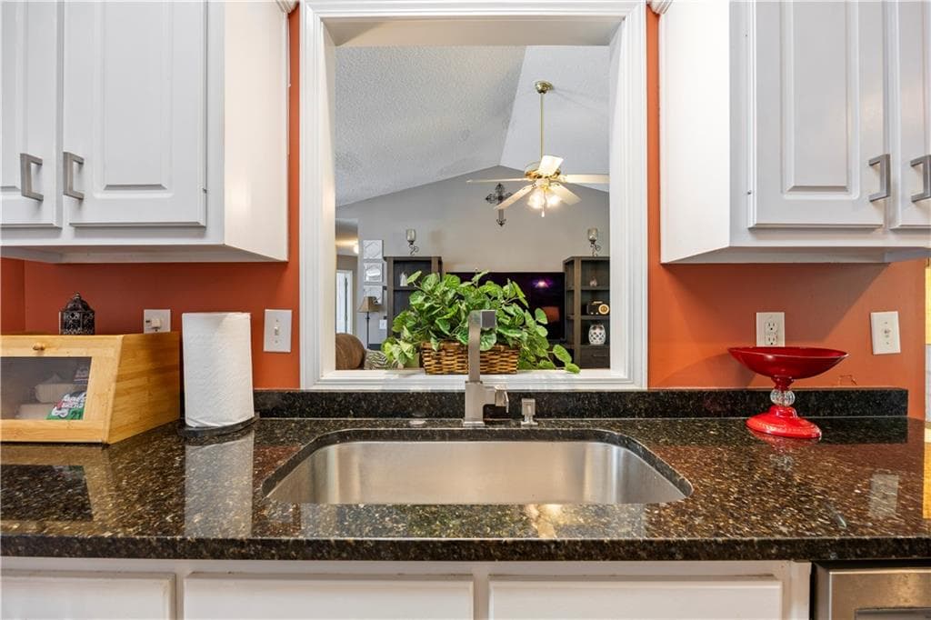 5 bedroom, 3 bathroom, 2,233 sq ft single family residence for sale at 323 Natchez Circle, Winder, GA 30680 — photo 9