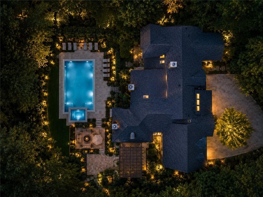 4 bedroom, 5 bathroom, 5,473 sq ft single family residence for sale at 366 Blackland Road, Atlanta, GA 30342 — photo 2