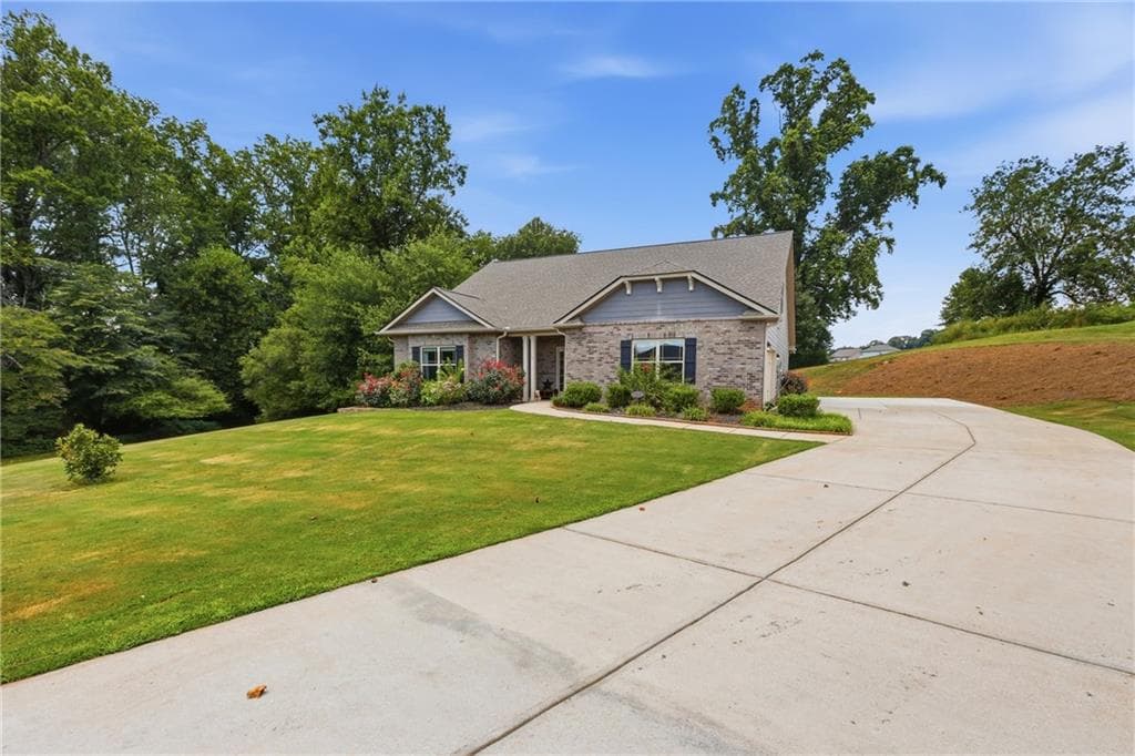 5 bedroom, 3 bathroom, 2,870 sq ft single family residence for sale at 5911 Wauka Valley Pass, Clermont, GA 30527 — photo 8