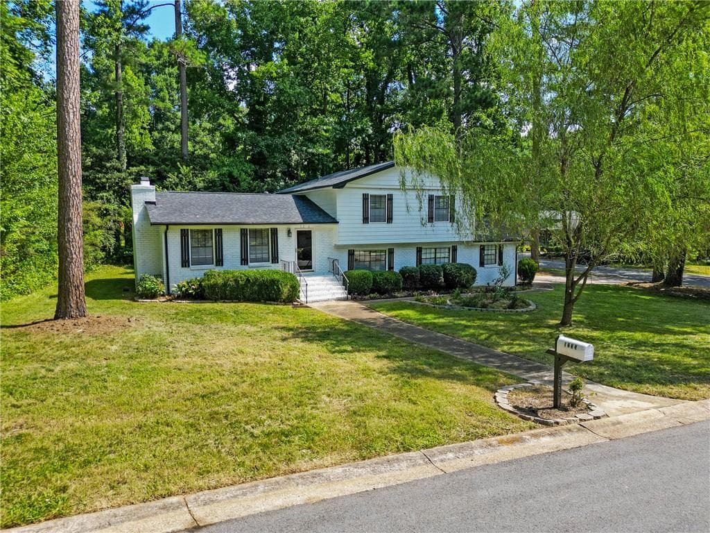 3 bedroom, 3 bathroom, 1,777 sq ft single family residence under contract at 1236 Country Pine Drive, Ellenwood, GA 30294 — photo 2