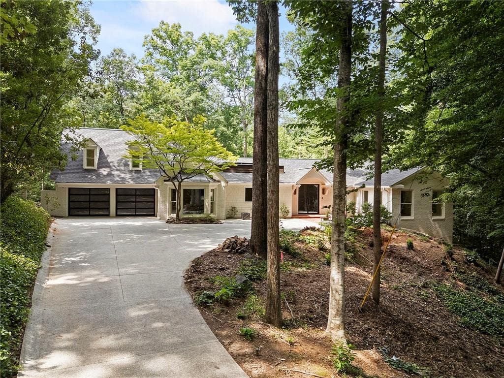 4 bedroom, 5 bathroom, 5,473 sq ft single family residence for sale at 366 Blackland Road, Atlanta, GA 30342 — photo 5