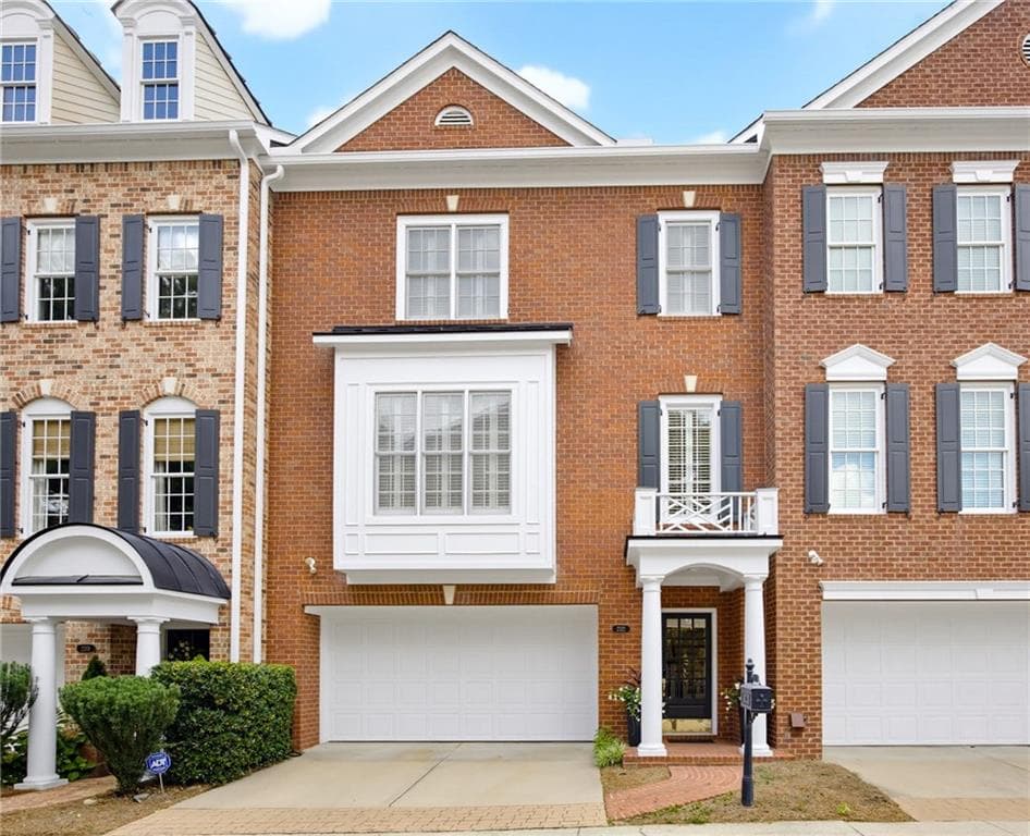 4 bedroom, 5 bathroom, 3,886 sq ft condominium under contract at 2321 English Ivy Court 22, Atlanta, GA 30339 — photo 2