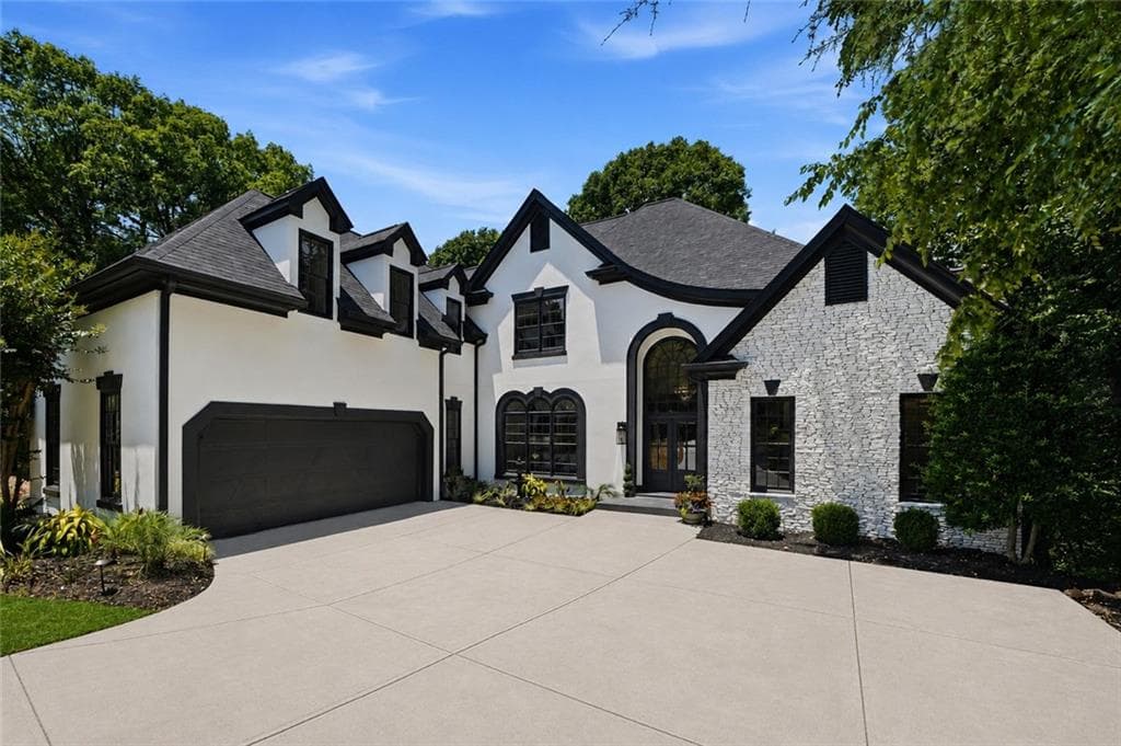 6 bedroom, 5 bathroom, 6,802 sq ft single family residence for sale at 945 Waters Reach Court, Alpharetta, GA 30022 — photo 2