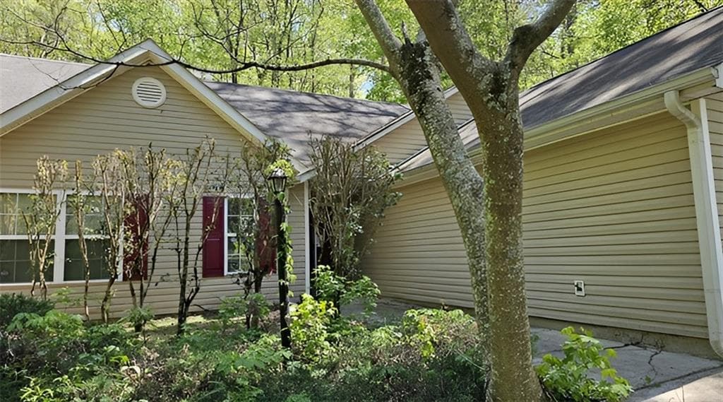 3 bedroom, 2 bathroom, 1,268 sq ft single family residence under contract at 300 Lakeside Drive, Covington, GA 30016 — photo 2