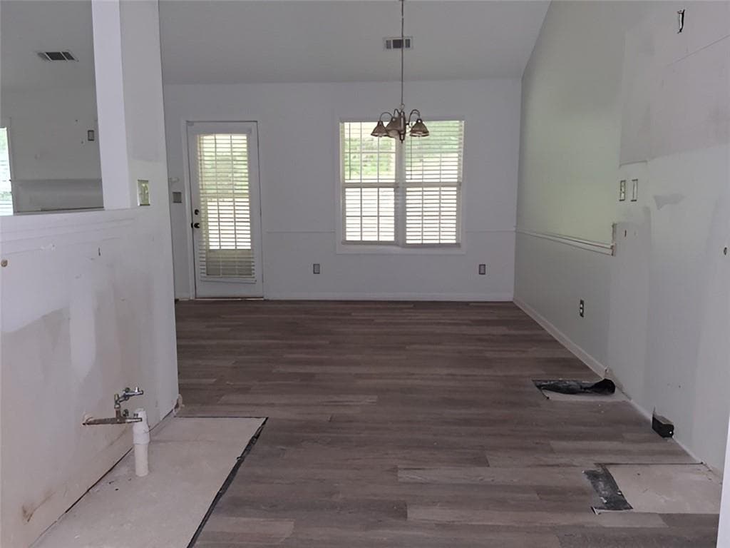 3 bedroom, 2 bathroom, 1,268 sq ft single family residence under contract at 300 Lakeside Drive, Covington, GA 30016 — photo 9