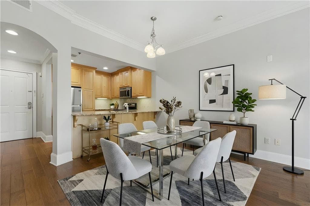 2 bedroom, 2 bathroom, 1,157 sq ft condominium for sale at 2277 Peachtree Road 307, Atlanta, GA 30309 — photo 2