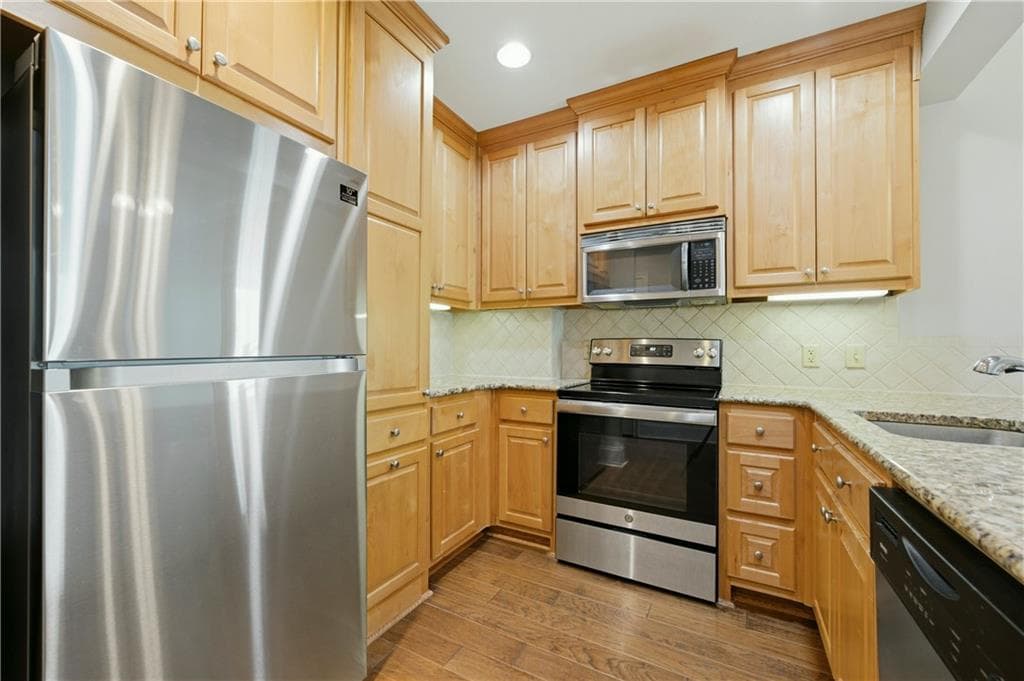 2 bedroom, 2 bathroom, 1,157 sq ft condominium for sale at 2277 Peachtree Road 307, Atlanta, GA 30309 — photo 6