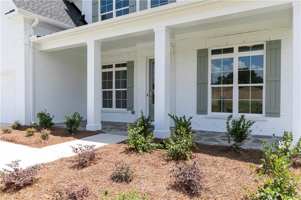 5 bedroom, 6 bathroom, 3,585 sq ft single family residence for sale at 5525 Misty Glen Lane, Cumming, GA 30040 — photo 2