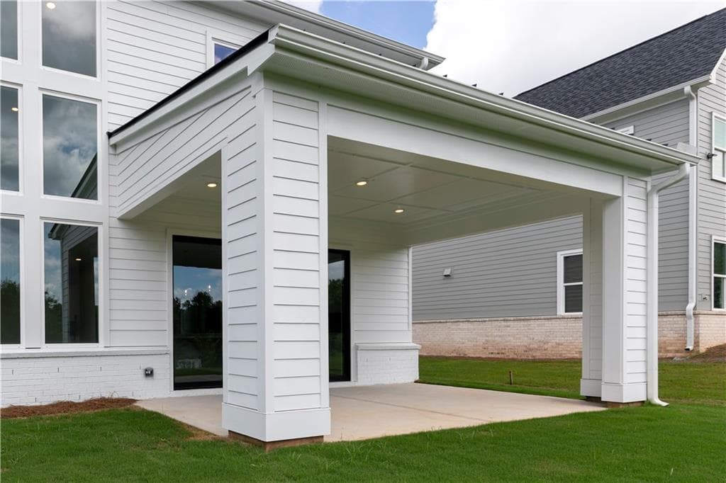 5 bedroom, 6 bathroom, 3,585 sq ft single family residence for sale at 5525 Misty Glen Lane, Cumming, GA 30040 — photo 4