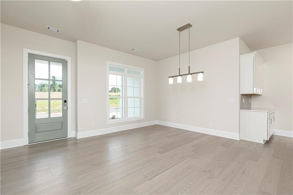 5 bedroom, 6 bathroom, 3,585 sq ft single family residence for sale at 5525 Misty Glen Lane, Cumming, GA 30040 — photo 7