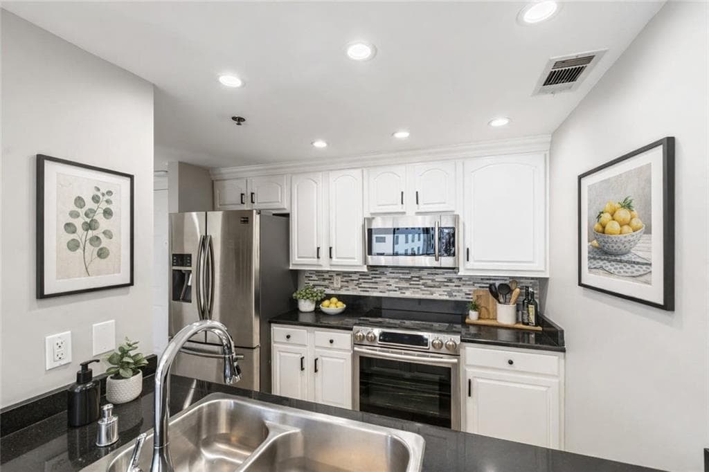 2 bedroom, 2 bathroom, 1,265 sq ft condominium for sale at 3481 Lakeside Drive 2303, Atlanta, GA 30326 — photo 3