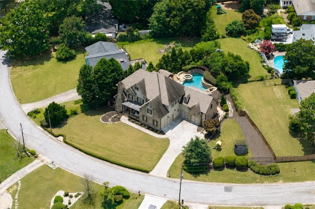 7 bedroom, 6 bathroom, 7,113 sq ft single family residence under contract at 1084 West Nancy Creek Drive, Atlanta, GA 30319 — photo 3