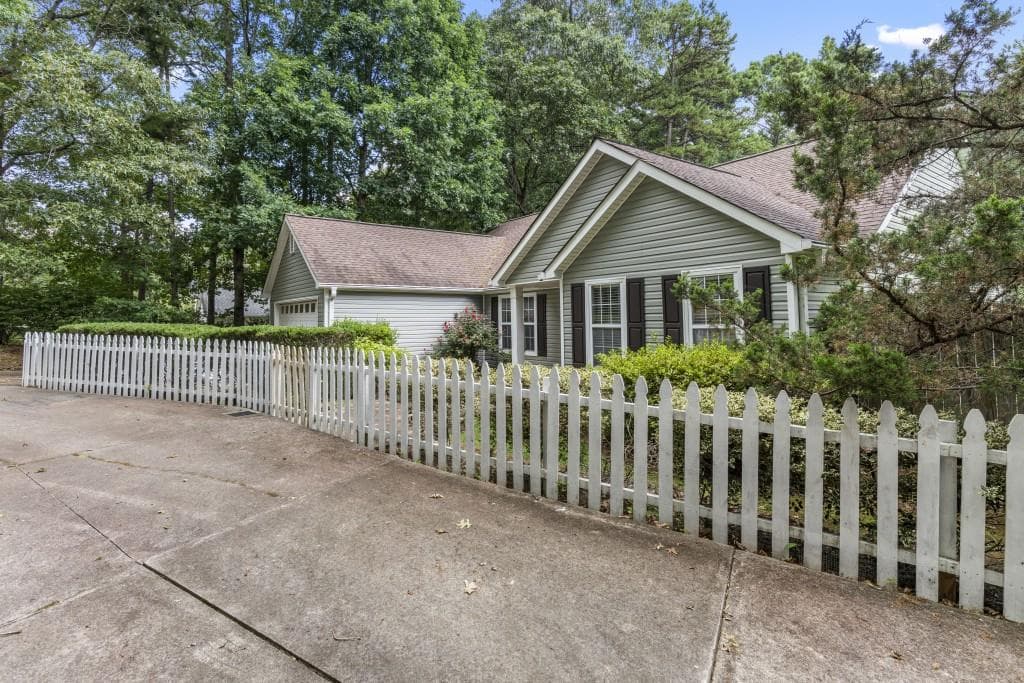 3 bedroom, 2 bathroom, 1,700 sq ft single family residence under contract at 22 Maddox Road, Acworth, GA 30102 — photo 3