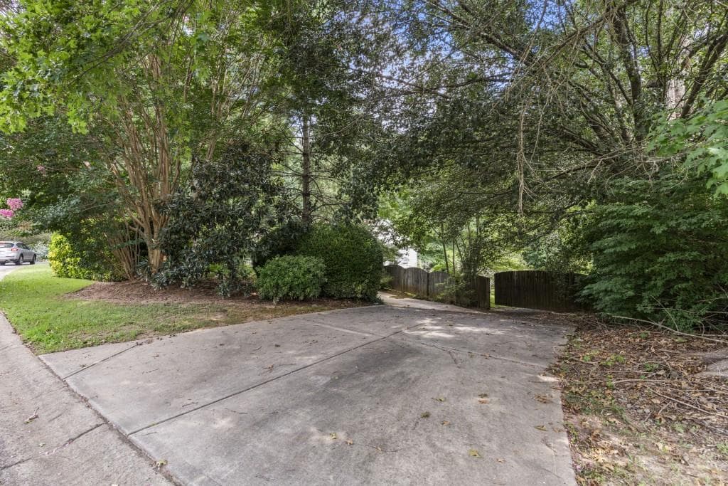 3 bedroom, 2 bathroom, 1,700 sq ft single family residence under contract at 22 Maddox Road, Acworth, GA 30102 — photo 5