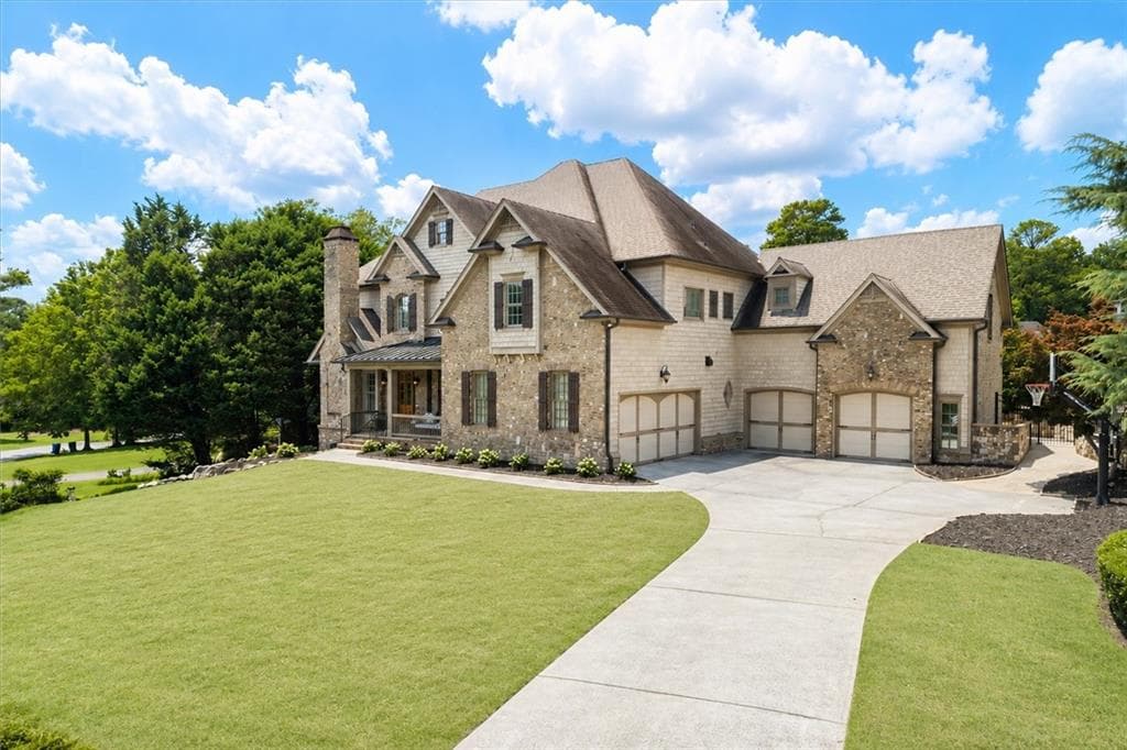 7 bedroom, 6 bathroom, 7,113 sq ft single family residence under contract at 1084 West Nancy Creek Drive, Atlanta, GA 30319 — photo 2