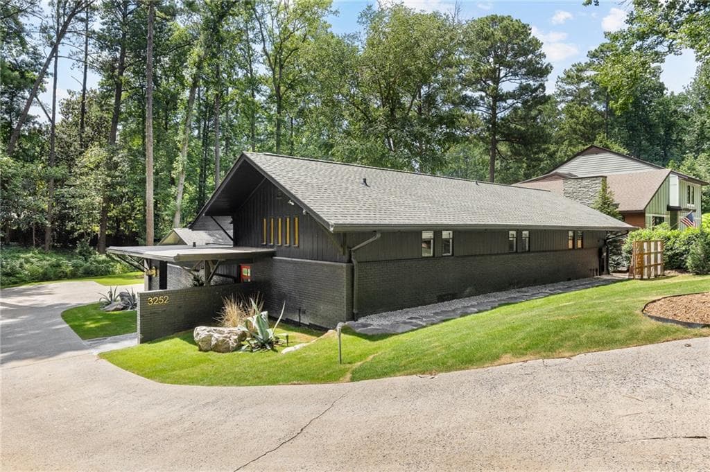 3 bedroom, 3 bathroom, 1,820 sq ft single family residence for rent at 3252 W Roxboro Road, Atlanta, GA 30324 for $5,000 a month — photo 1 of 44