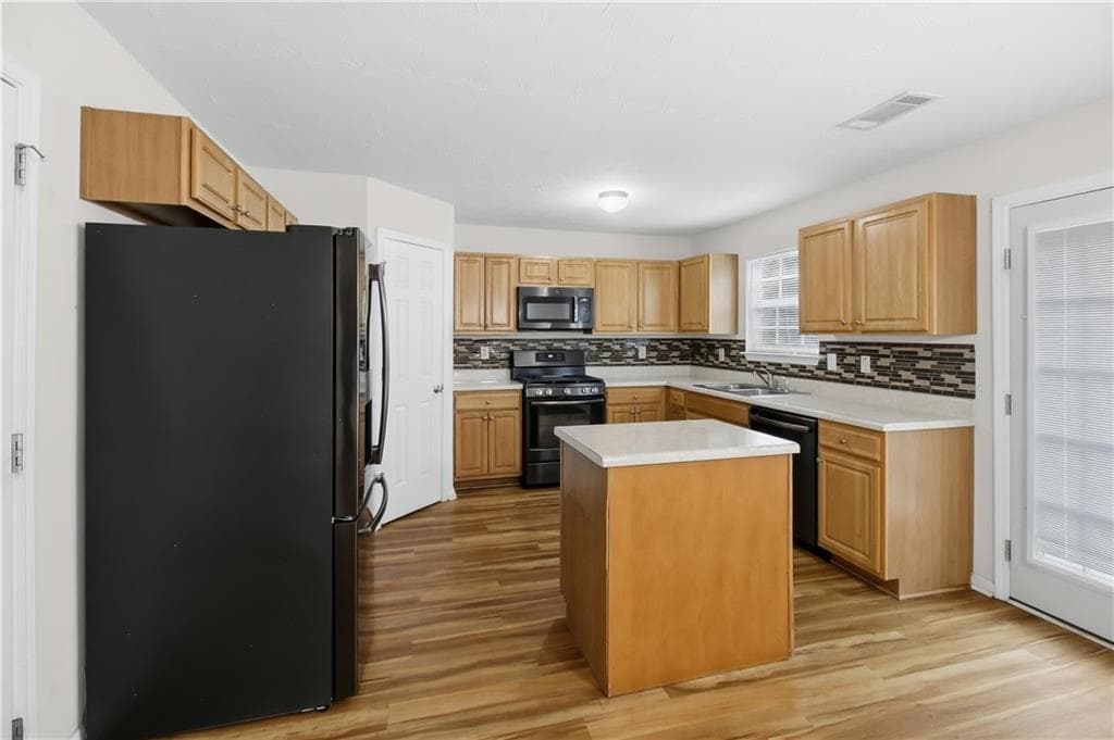 4 bedroom, 3 bathroom, 2,620 sq ft single family residence for sale at 95 Carrington Circle, Covington, GA 30016 — photo 6