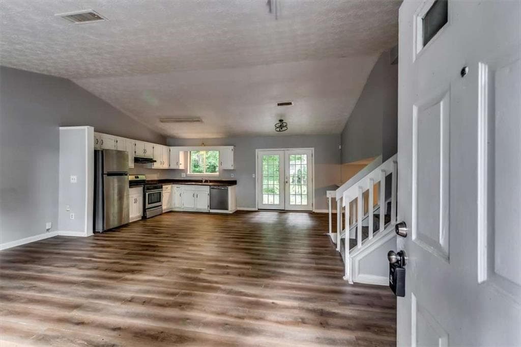 3 bedroom, 2 bathroom, 1,800 sq ft single family residence for sale at 759 Greenhedge Drive, Stone Mountain, GA 30088 — photo 3