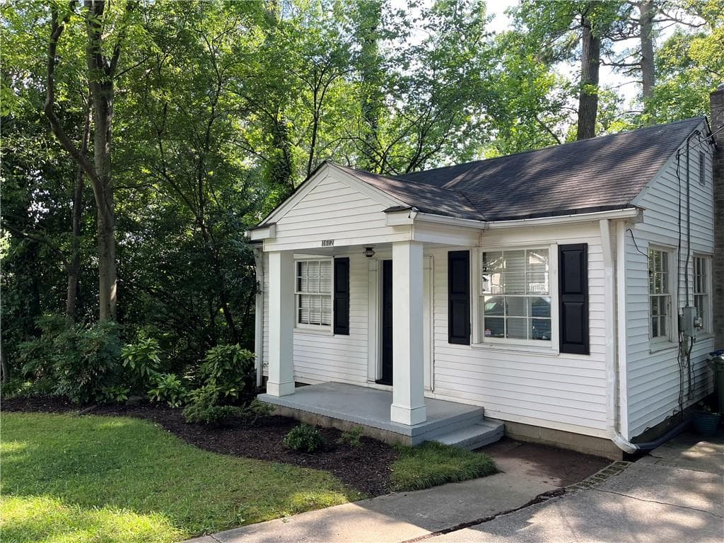 2 bedroom, 1 bathroom, 720 sq ft single family residence for rent at 1612 Tallulah Street, Atlanta, GA 30318 for $1,650 a month — photo 2
