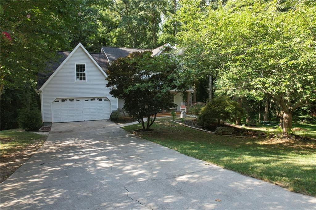5 bedroom, 3 bathroom, 1,674 sq ft single family residence for sale at 4208 Logans Terrace, Loganville, GA 30052 — photo 1 of 28