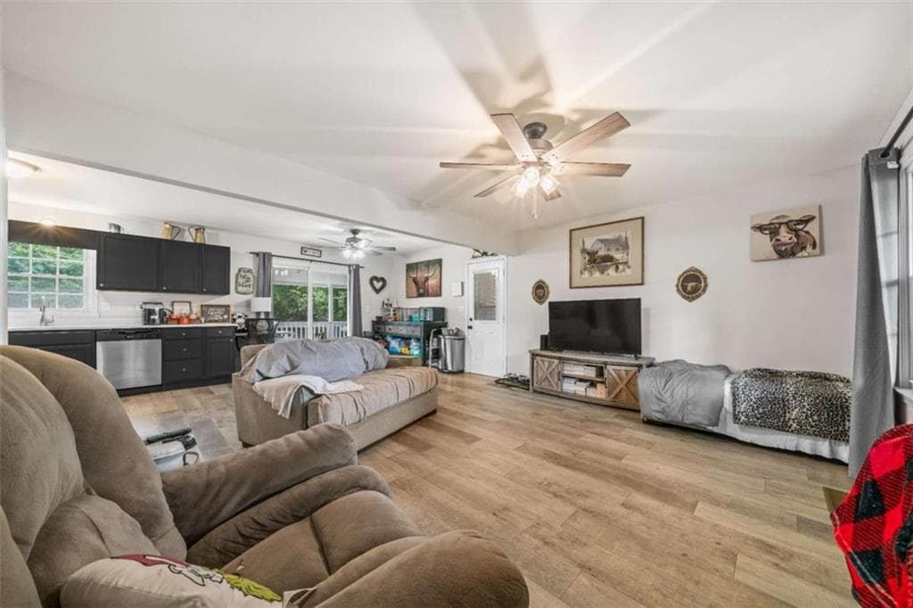 3 bedroom, 2 bathroom, 1,138 sq ft single family residence under contract at 112 Greenbriar Drive, Cedartown, GA 30125 — photo 5