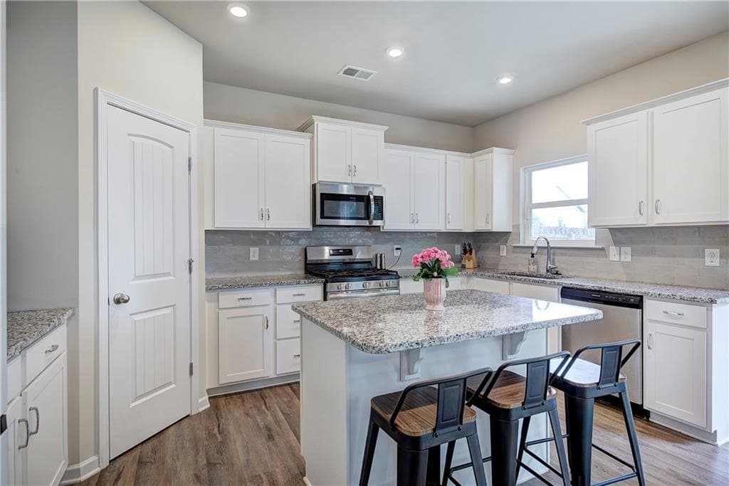 4 bedroom, 3 bathroom, 2,384 sq ft single family residence for sale at 10 Westover Road, Cartersville, GA 30120 — photo 7