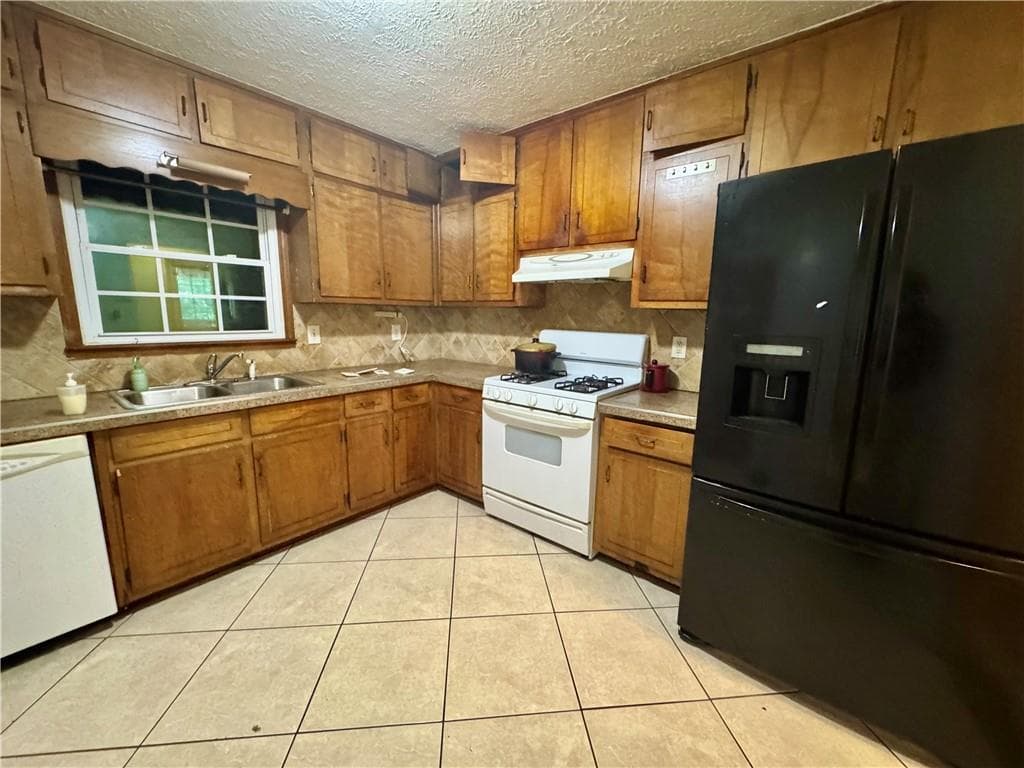 4 bedroom, 2 bathroom, 1,562 sq ft single family residence under contract at 3414 Twin Village Lane, Snellville, GA 30039 — photo 4