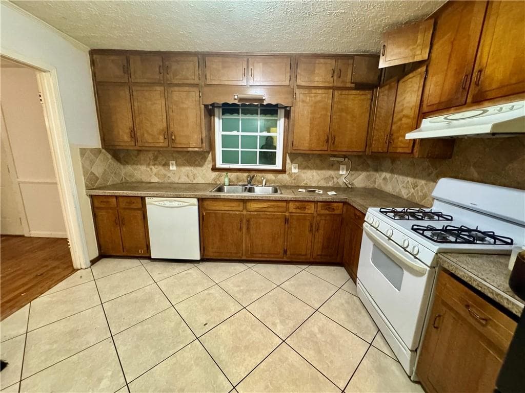4 bedroom, 2 bathroom, 1,562 sq ft single family residence under contract at 3414 Twin Village Lane, Snellville, GA 30039 — photo 5