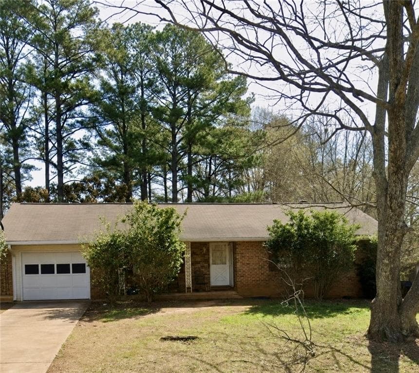 3 bedroom, 2 bathroom, 1,058 sq ft single family residence for sale at 6378 Veracruse Drive, Morrow, GA 30260 — photo 1 of 5
