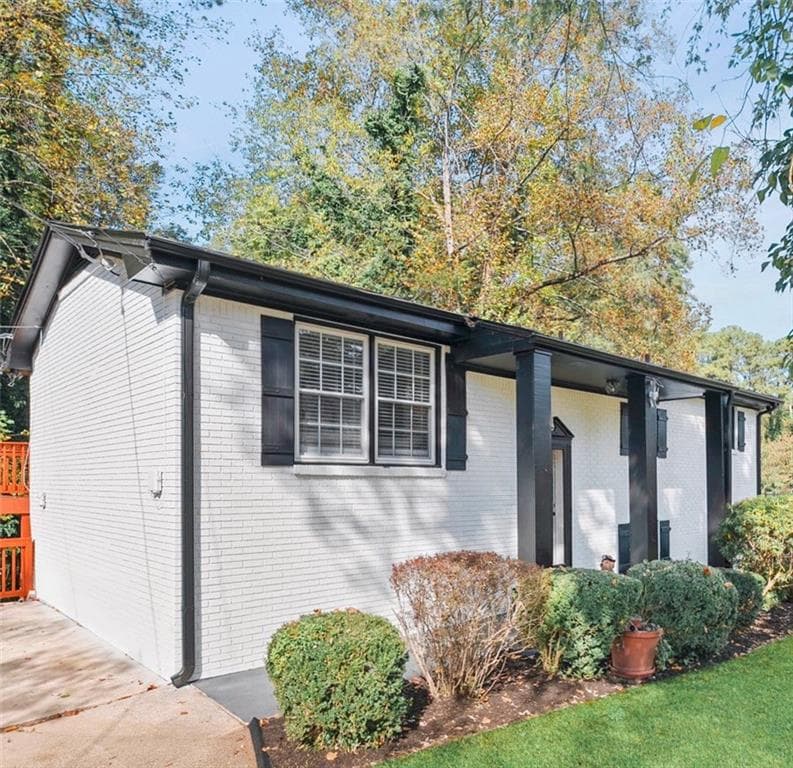 4 bedroom, 2 bathroom, 2,215 sq ft single family residence under contract at 1969 Valley Ridge Drive, Atlanta, GA 30331 — photo 2