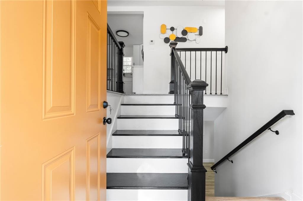 4 bedroom, 2 bathroom, 2,215 sq ft single family residence under contract at 1969 Valley Ridge Drive, Atlanta, GA 30331 — photo 4