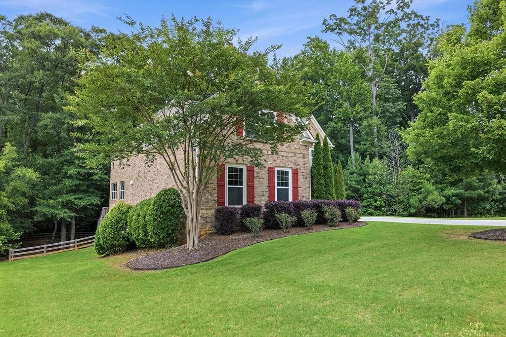 6 bedroom, 5 bathroom, 4,420 sq ft single family residence under contract at 4468 Sterling Pointe Drive, Kennesaw, GA 30152 — photo 3