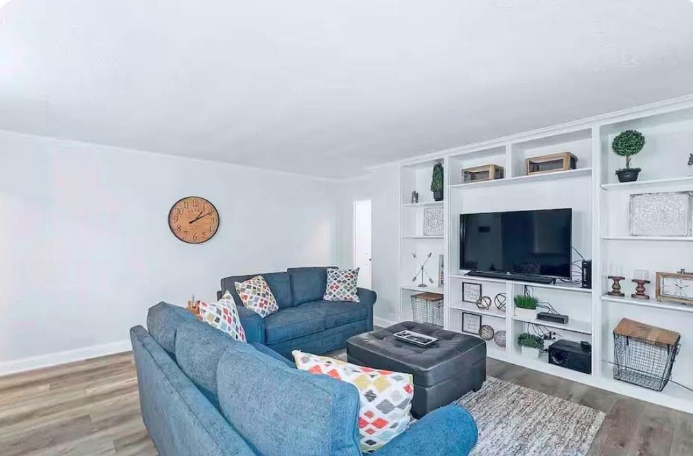 1 bedroom, 1 bathroom, 641 sq ft condominium for sale at 300 Peachtree Street 10O, Atlanta, GA 30308 — photo 2
