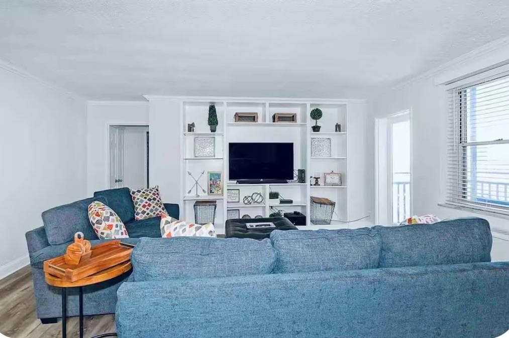 1 bedroom, 1 bathroom, 641 sq ft condominium for sale at 300 Peachtree Street 10O, Atlanta, GA 30308 — photo 3