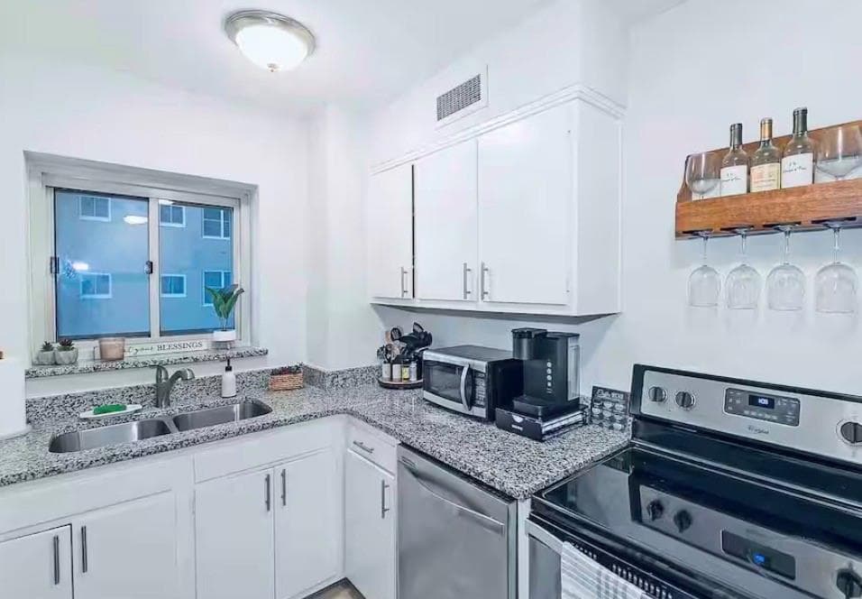 1 bedroom, 1 bathroom, 641 sq ft condominium for sale at 300 Peachtree Street 10O, Atlanta, GA 30308 — photo 7