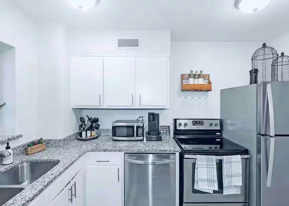 1 bedroom, 1 bathroom, 641 sq ft condominium for sale at 300 Peachtree Street 10O, Atlanta, GA 30308 — photo 9