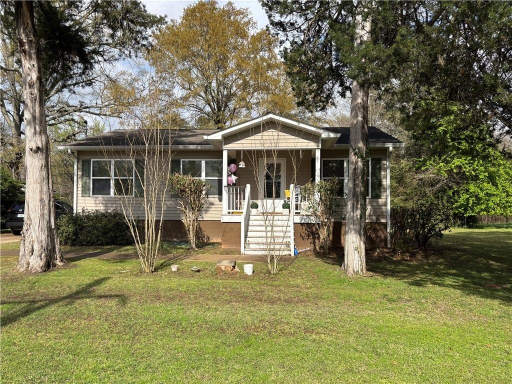 3 bedroom, 2 bathroom, 1,120 sq ft single family residence for sale at 405 Crawfordville Road, Union Point, GA 30669 — photo 1 of 12