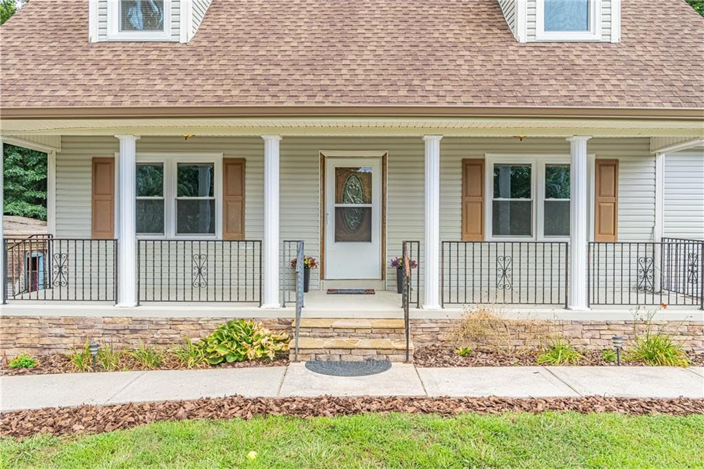 5 bedroom, 5 bathroom, 3,411 sq ft single family residence for sale at 1860 Jett Ridge Road, Cumming, GA 30041 — photo 4