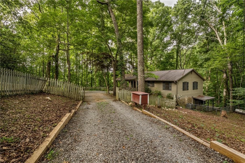 3 bedroom, 3 bathroom, 2,009 sq ft single family residence for sale at 368 Still Hollow Road, Jasper, GA 30143 — photo 5