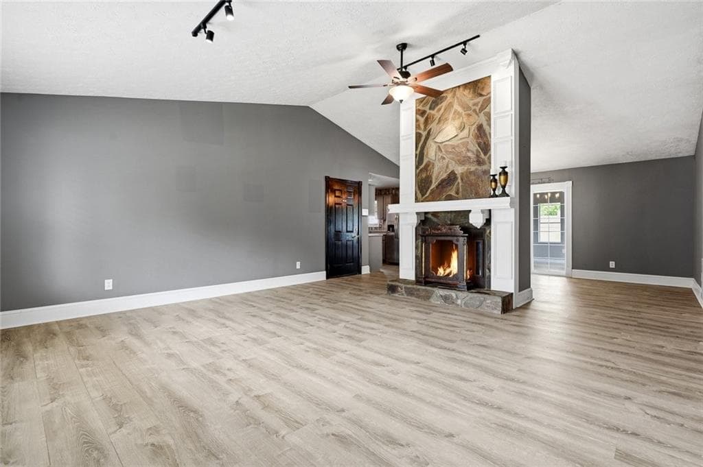 3 bedroom, 2 bathroom, 1,260 sq ft single family residence for sale at 107 Riverchase Drive, Woodstock, GA 30188 — photo 3