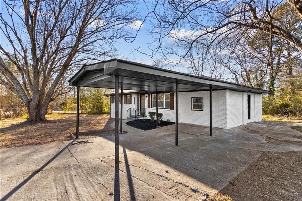 3 bedroom, 2 bathroom, 1,309 sq ft single family residence for sale at 3658 Brookcrest Circle, Decatur, GA 30032 — photo 3