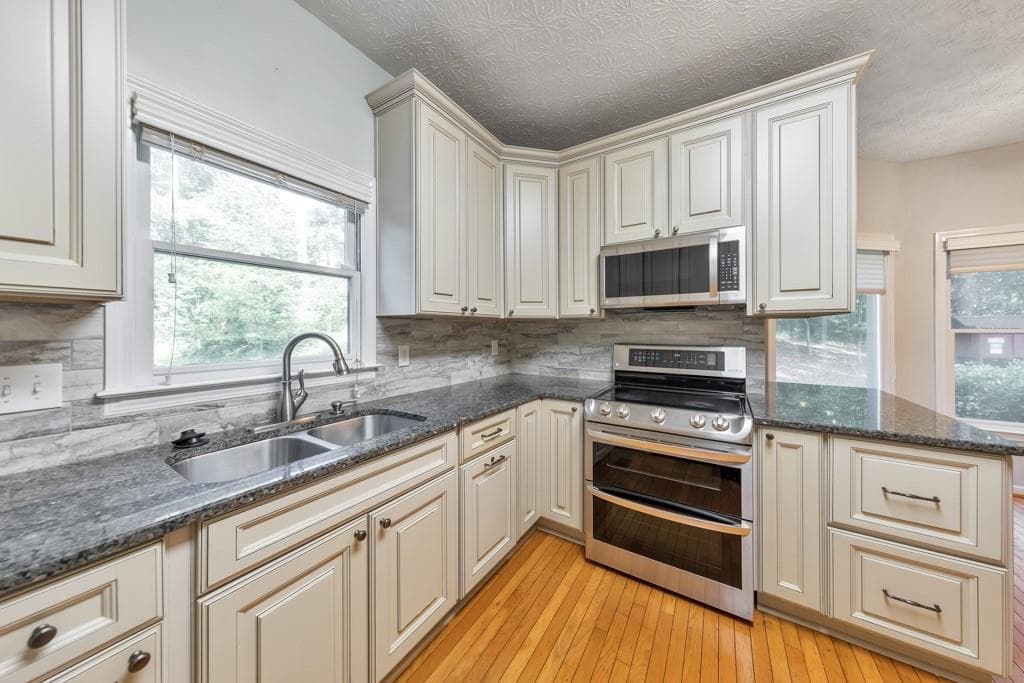 5 bedroom, 4 bathroom, 4,022 sq ft single family residence for sale at 2051 E Piedmont Road, Marietta, GA 30062 — photo 6