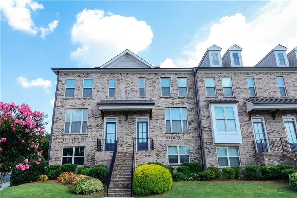 3 bedroom, 4 bathroom, 2,150 sq ft townhouse for sale at 2117 Parkside Glen View, Duluth, GA 30097 — photo 1 of 40